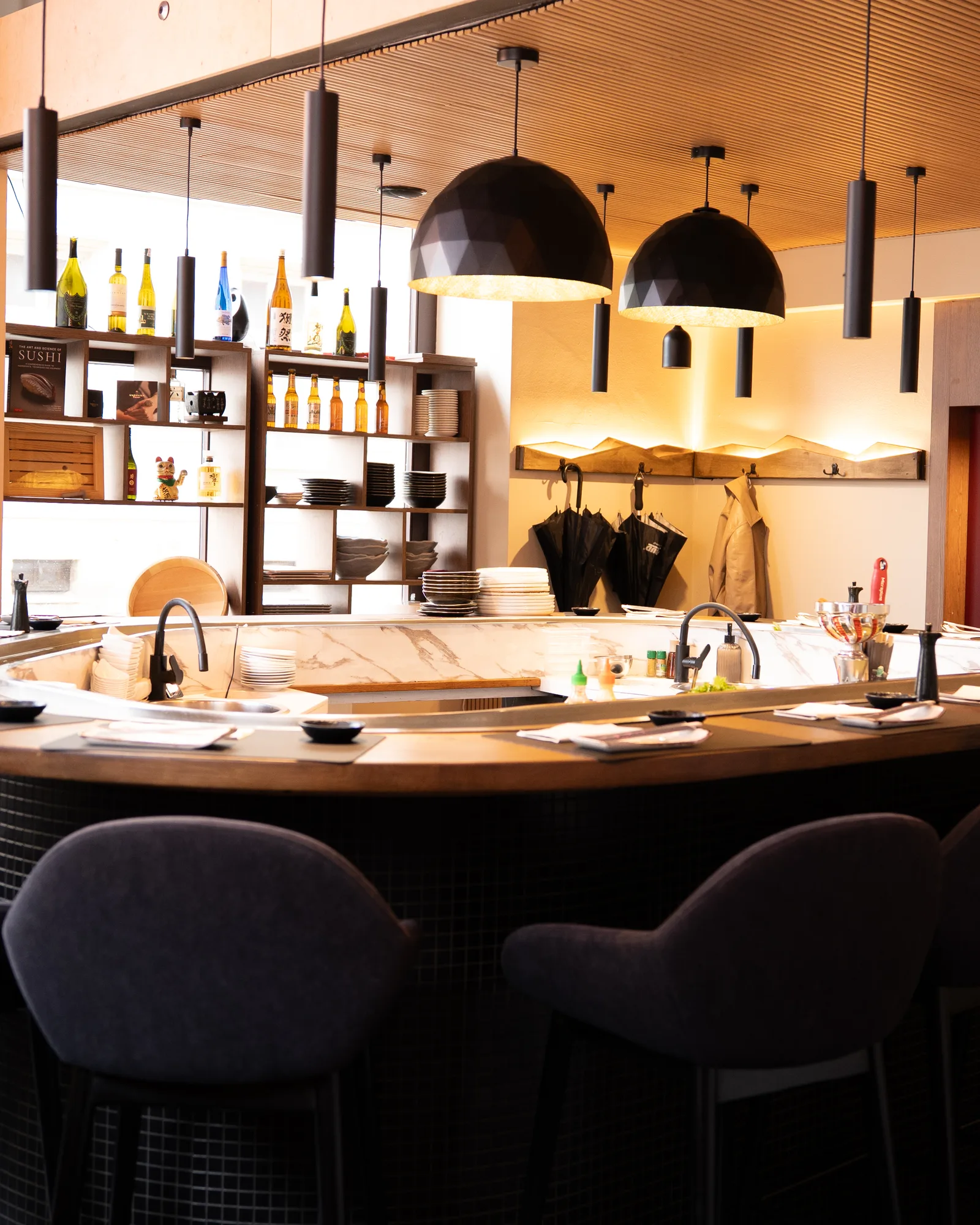 Bar Sakury — zakrzywiony kontuar sushi ze stołkami